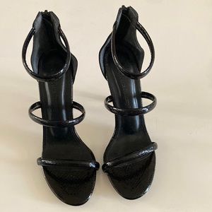 Carbon Jeans Company black heels in good condition.